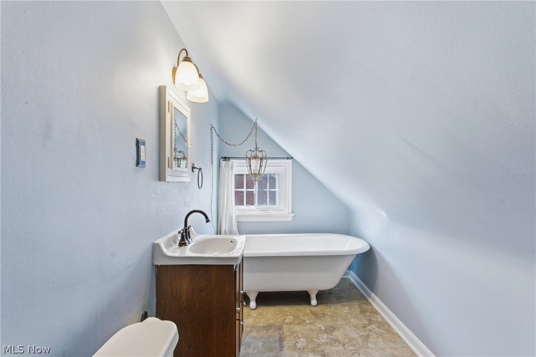 2552 Channing Road Cleveland, OH 44118 - Photo 22 of 33 Third floor full bathroom featuring clawfoot bathtub.