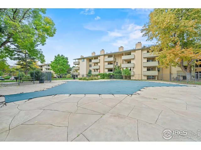 a picture of a park bench