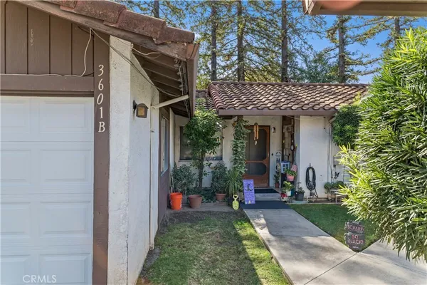 a view of a house with porch and garden