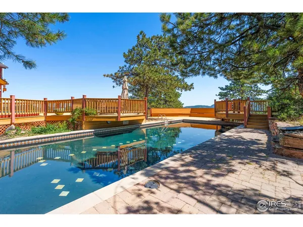 a view of a livingroom with fireplace and furniture