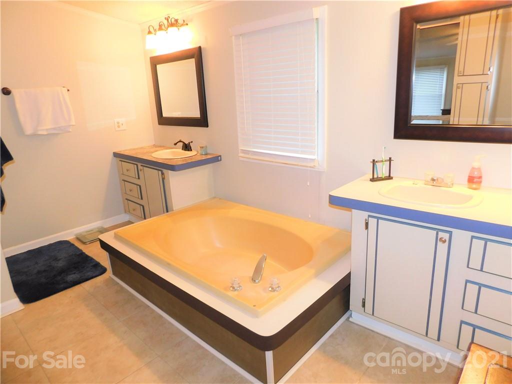 5809 Thompson Road Charlotte, NC 28216 - Photo 14 of 45 Gallery Image 14