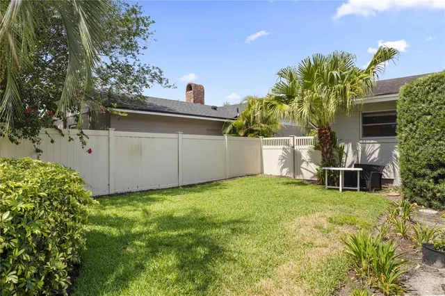 a view of a back yard