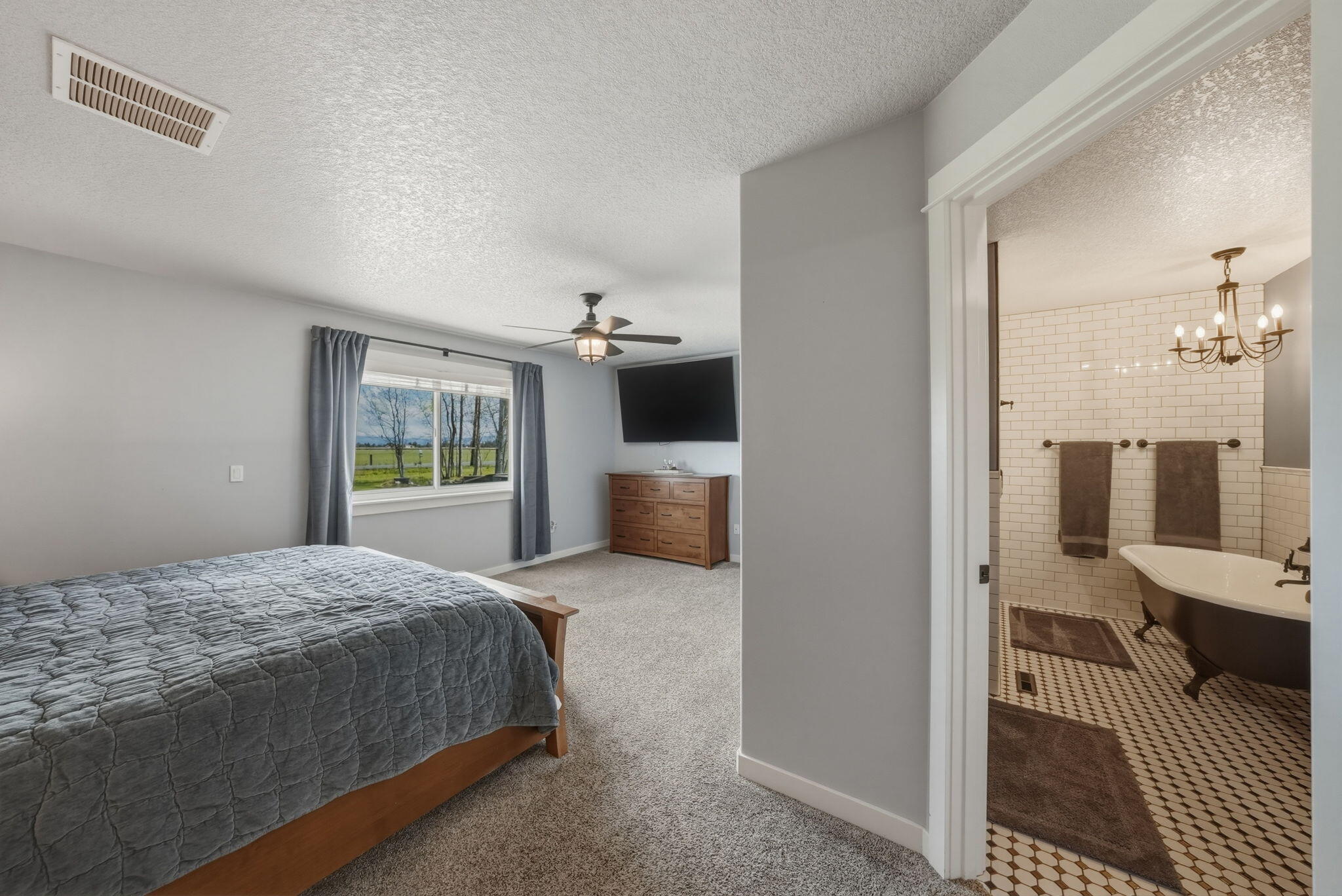 26345 Walker Road Bend, OR 97701 - Photo 23 of 98 22-web-or-mls-Riley_Visuals_034