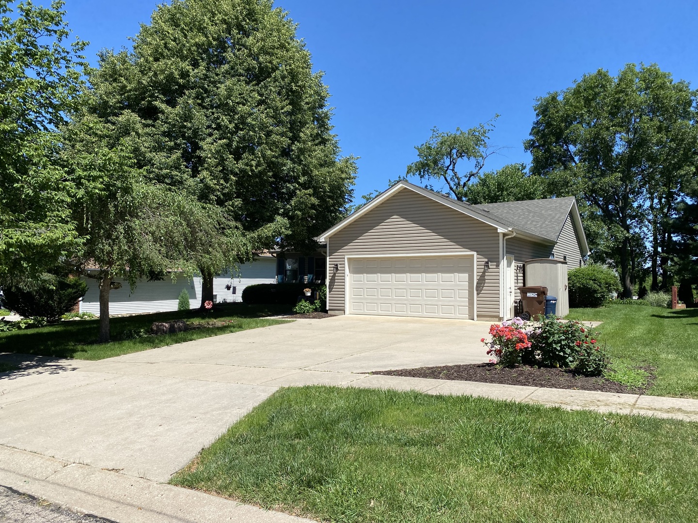 809 Roger Road Woodstock, IL 60098 - Photo 3 of 33