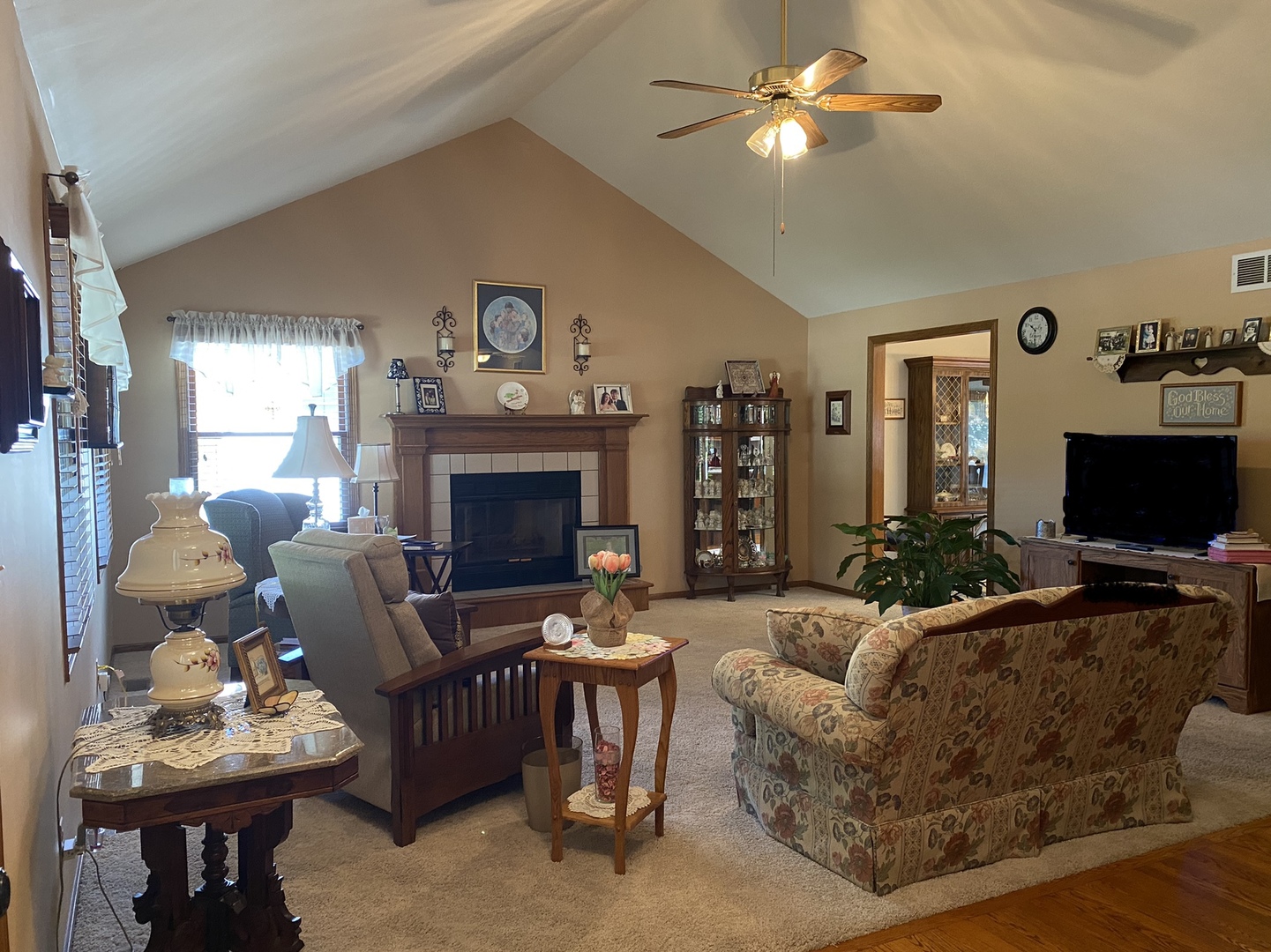 809 Roger Road Woodstock, IL 60098 - Photo 4 of 33