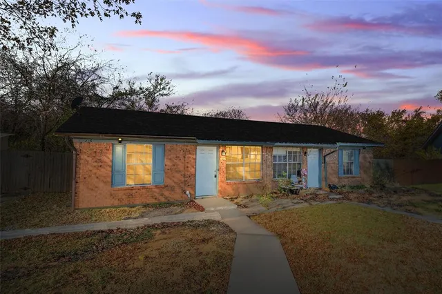 $285,000 | 216 Pine Meadow Drive, Kennedale, TX 76060