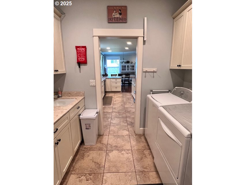 83178 South Pioneer Road Florence, OR 97439 - Photo 20 of 47 a room with sink and mirror