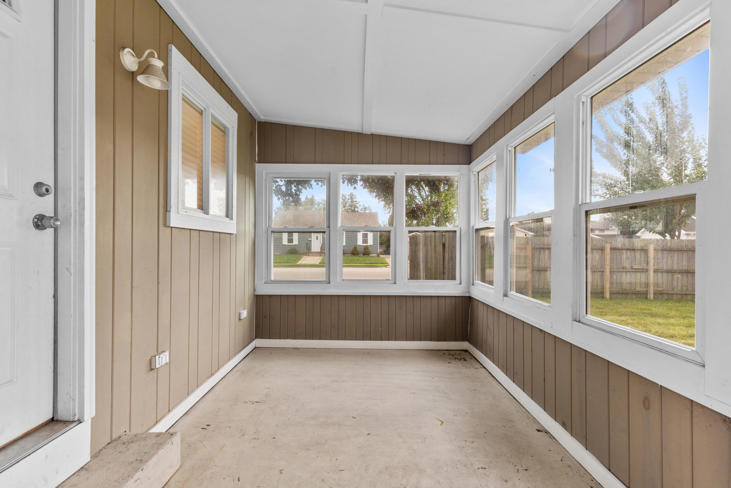 3300 6th Avenue Racine, WI 53402 - Photo 17 of 27 Sunroom