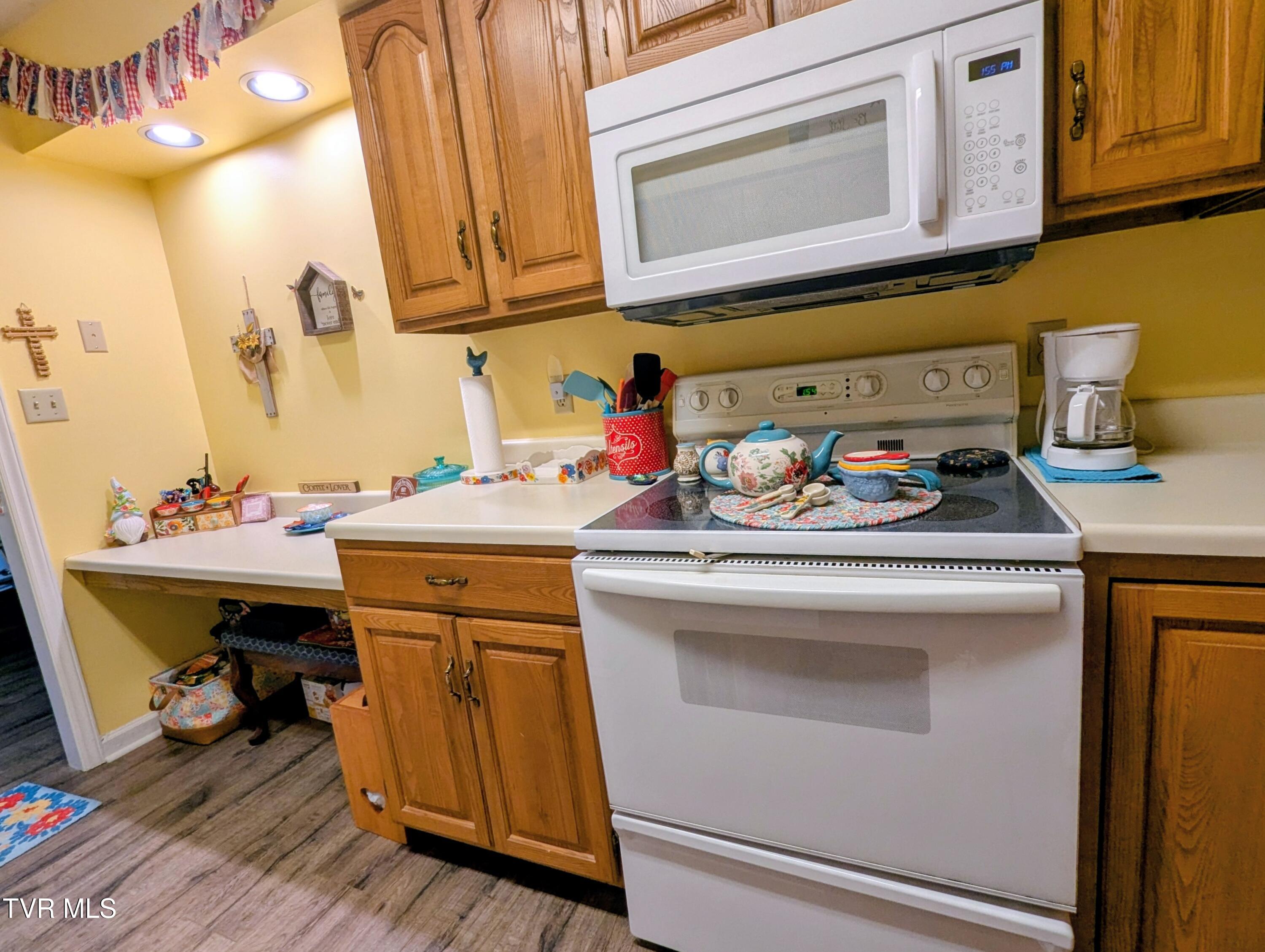 521 Hickory Road, Unit 521 Bristol, TN 37620 - Photo 13 of 53 Kitchen.(2)