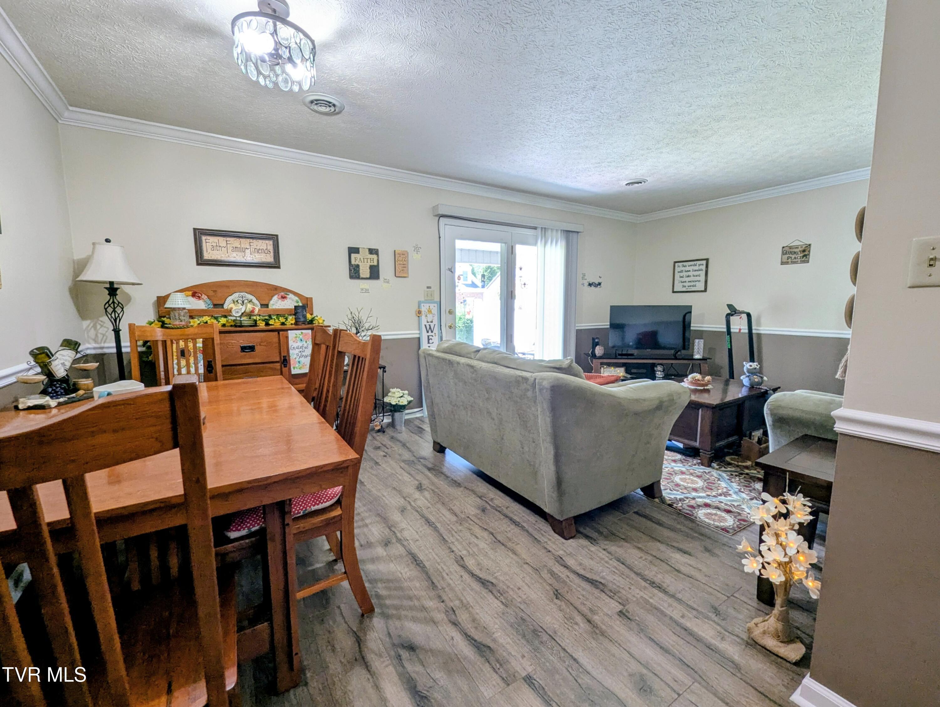 521 Hickory Road, Unit 521 Bristol, TN 37620 - Photo 19 of 53 Livingroom