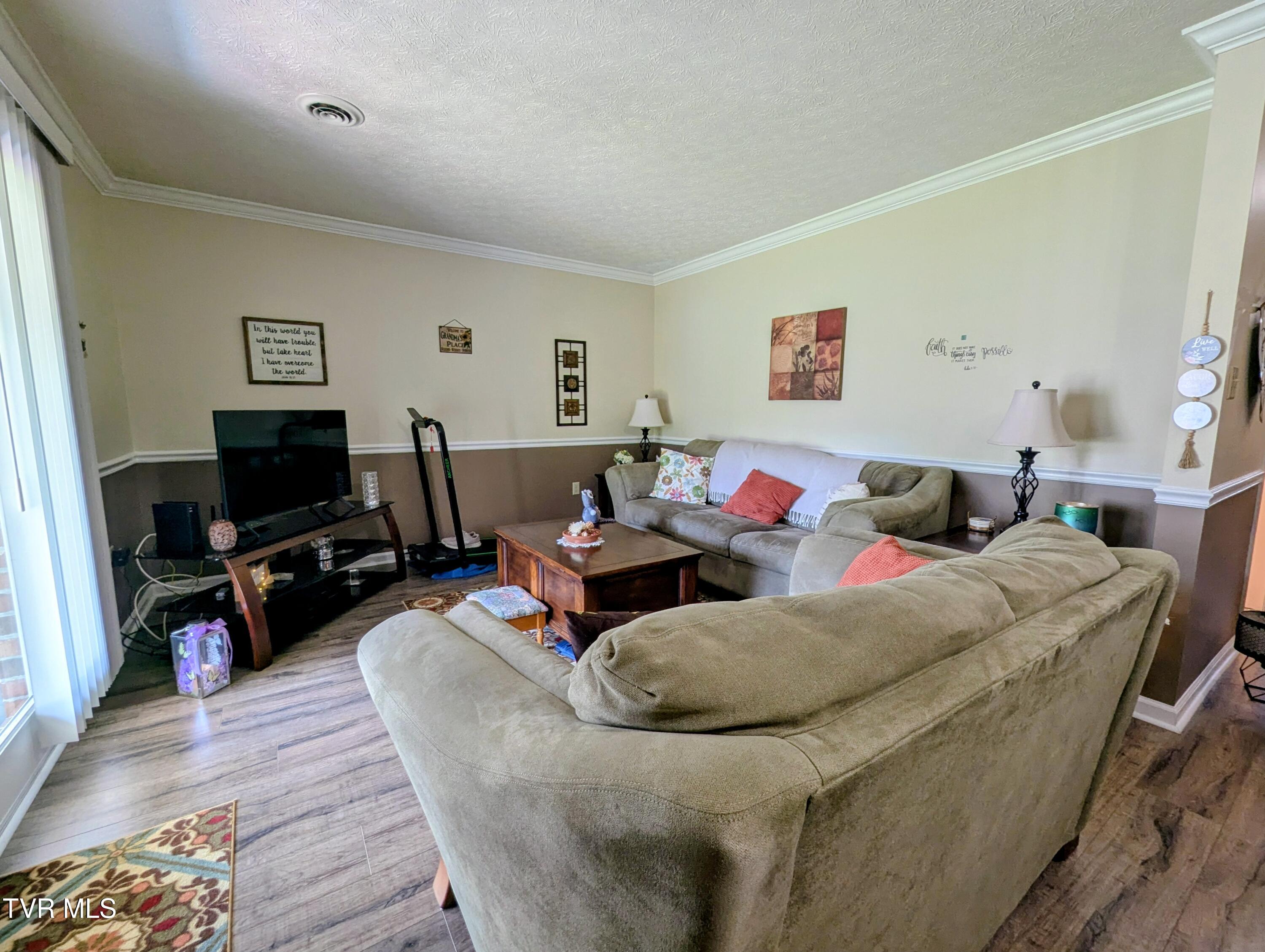 521 Hickory Road, Unit 521 Bristol, TN 37620 - Photo 21 of 53 Livingroom.