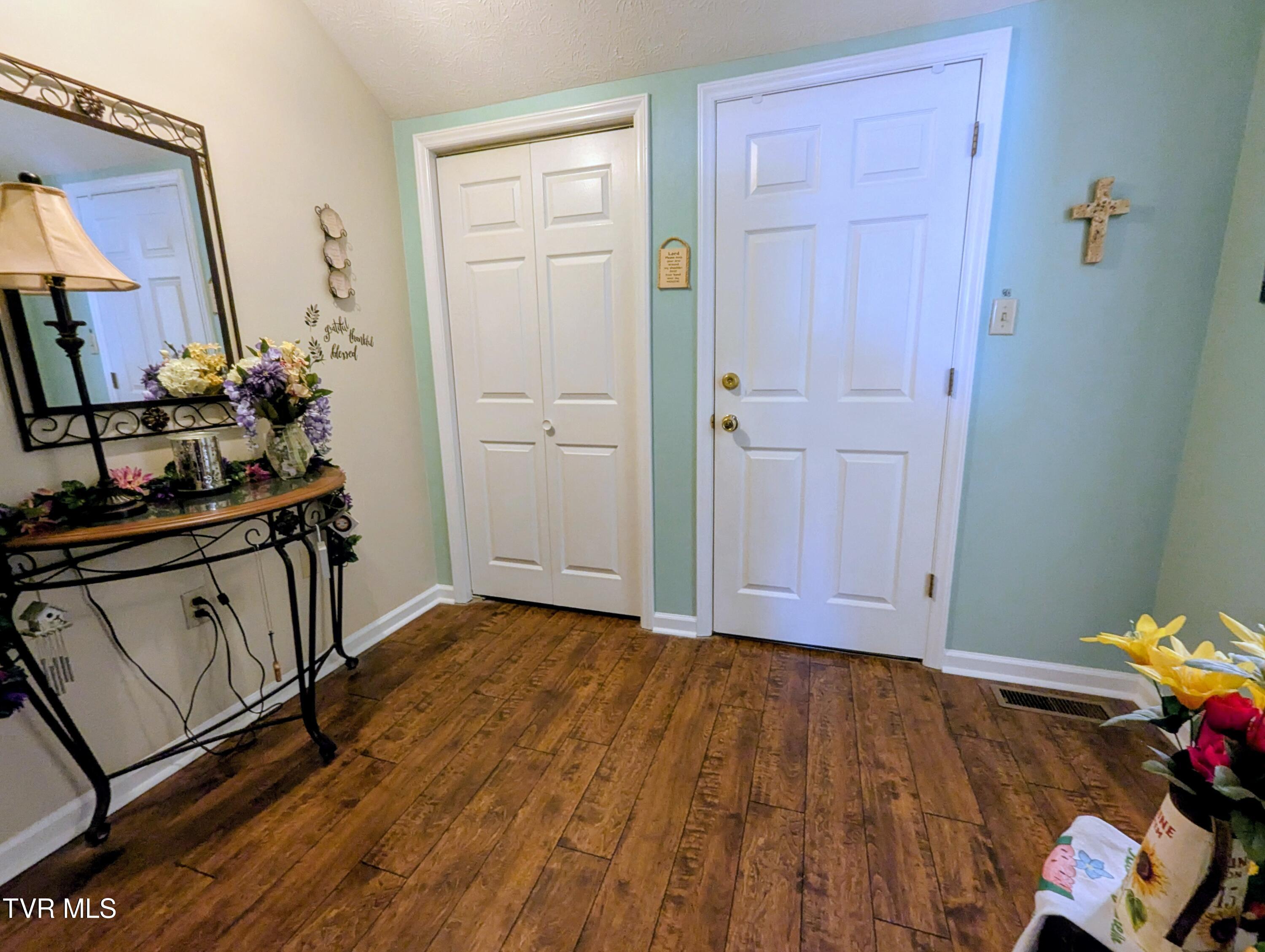 521 Hickory Road, Unit 521 Bristol, TN 37620 - Photo 37 of 53 Upstairs