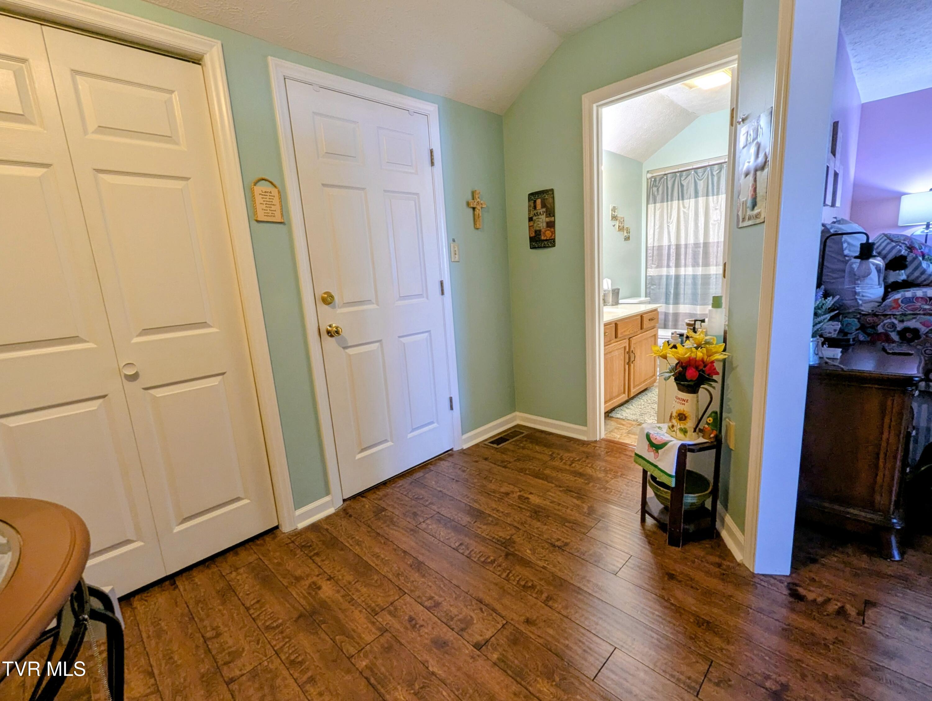 521 Hickory Road, Unit 521 Bristol, TN 37620 - Photo 38 of 53 Upstairs.