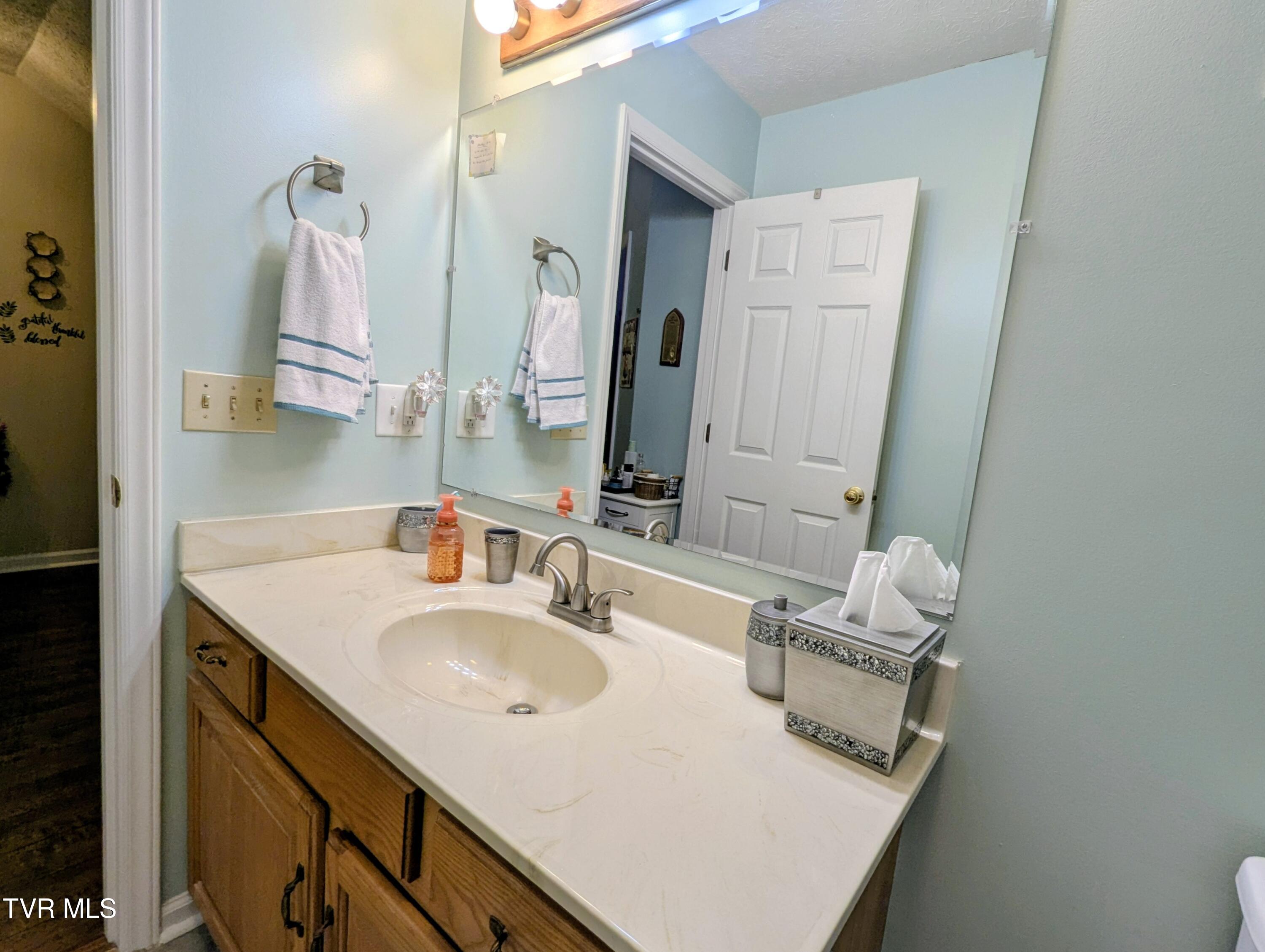 521 Hickory Road, Unit 521 Bristol, TN 37620 - Photo 46 of 53 UpstairsBathroom,