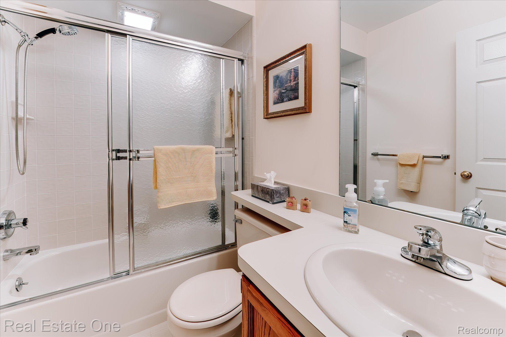 994 Pine Trail Drive Rochester, MI 48307 - Photo 25 of 36 Main Bathroom