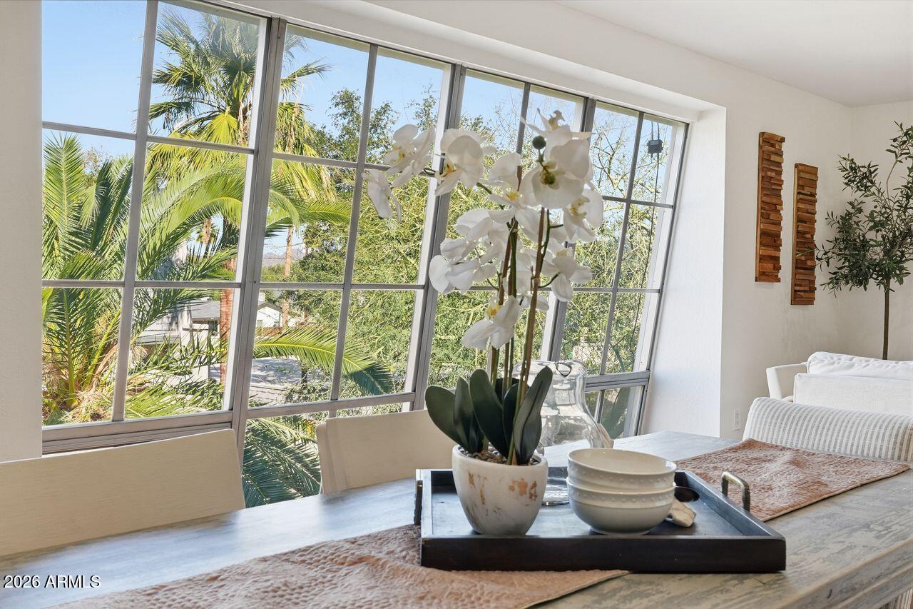 1012 East Osborn Road, Unit E Phoenix, AZ 85014 - Photo 13 of 22 a living room with large window