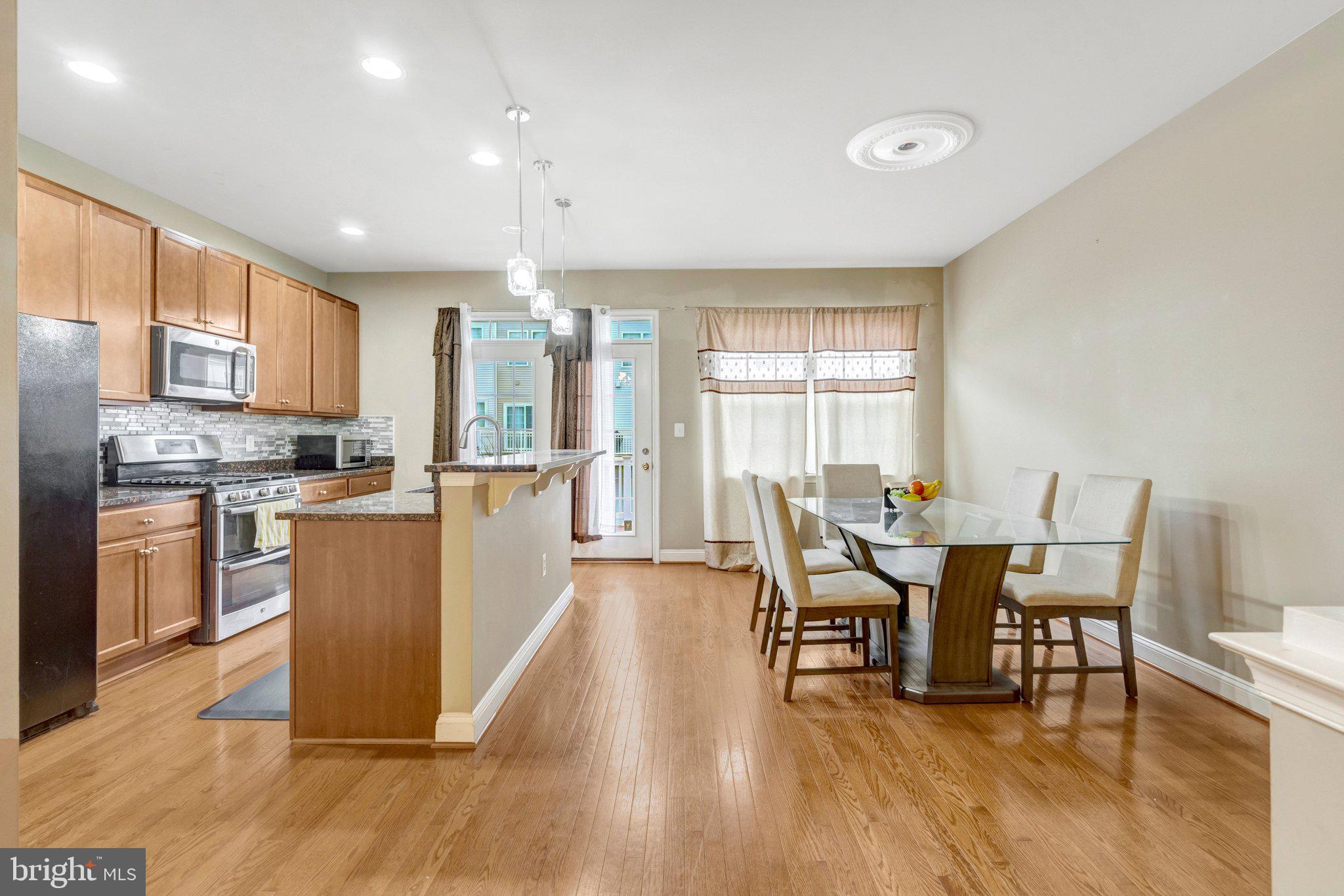 4302 Potomac Highlands Circle Triangle, VA 22172 - Photo 38 of 43 Modern kitchen with inviting space.