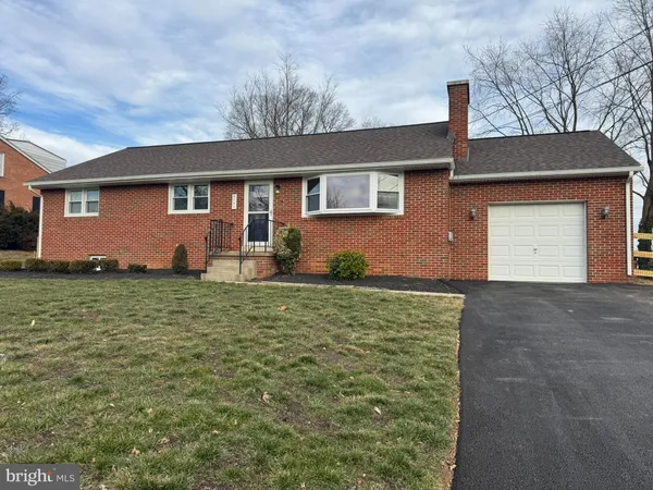 a front view of house with yard