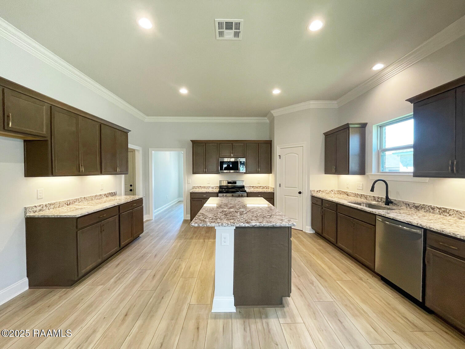 102 Hidden Meadows Lafayette, LA 70506 - Photo 5 of 16 KITCHEN