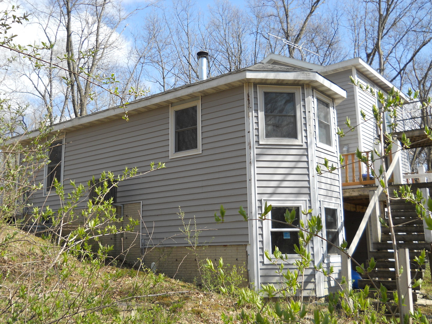 7 Cedar Lane Putnam, IL 61560 - Photo 2 of 11 a front view of a house with garden