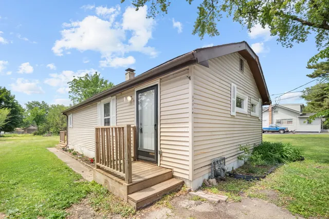 a view of a house with a yard