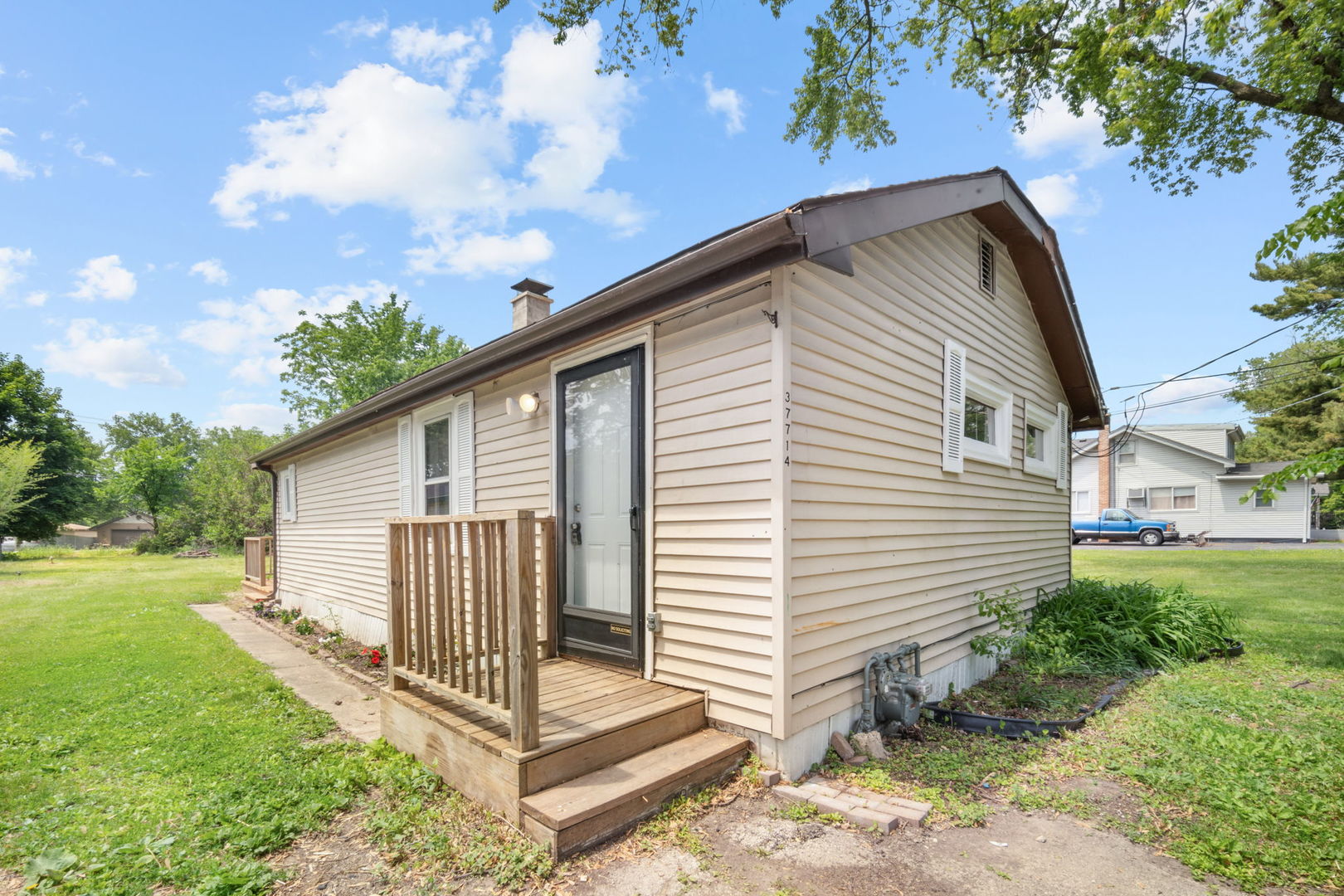 a view of a house with a yard