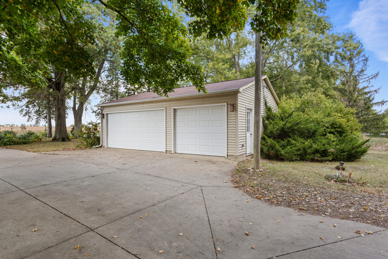 2073 Coyote Run Road Monticello, IL 61856 - Photo 38 of 42 a backyard of a house with lots of green space