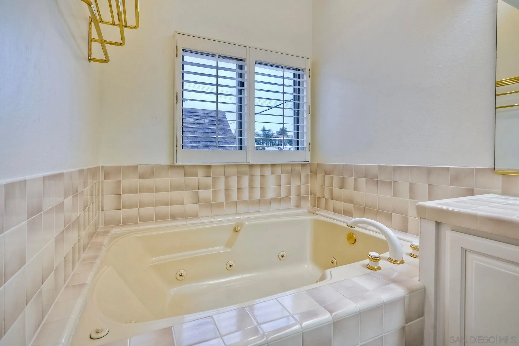 7635 Draper Avenue La Jolla, CA 92037 - Photo 33 of 43 a bathroom with a bathtub and next to a window