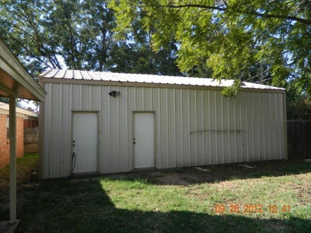 6902 Flint Avenue Lubbock, TX 79413 - Photo 6 of 10 a backyard of a house