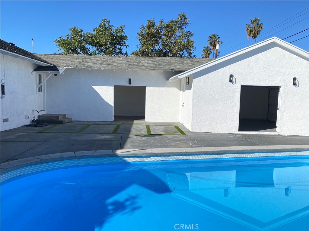 1313 West Avenue Fullerton, CA 92833 - Photo 16 of 20 a view of entryway with a table