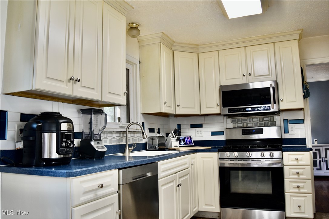 16252 Oakhill Road Cleveland, OH 44112 - Photo 11 of 28 Gallery Image 11