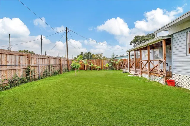 a view of a backyard