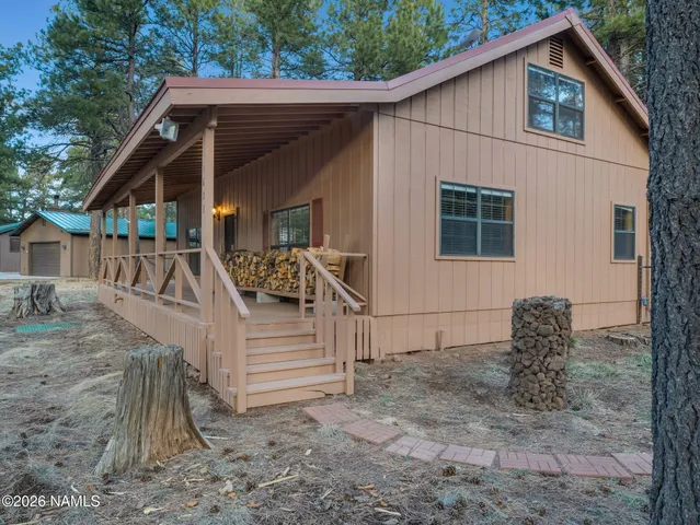 a view of a house with backyard