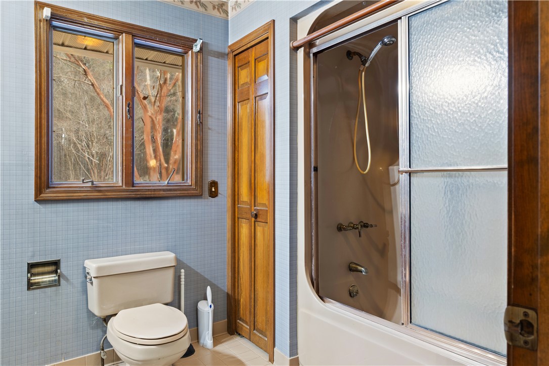 629 Seed Farm Road Westminster, SC 29693 - Photo 12 of 47 Hallway bathroom off of the entrance from the garage