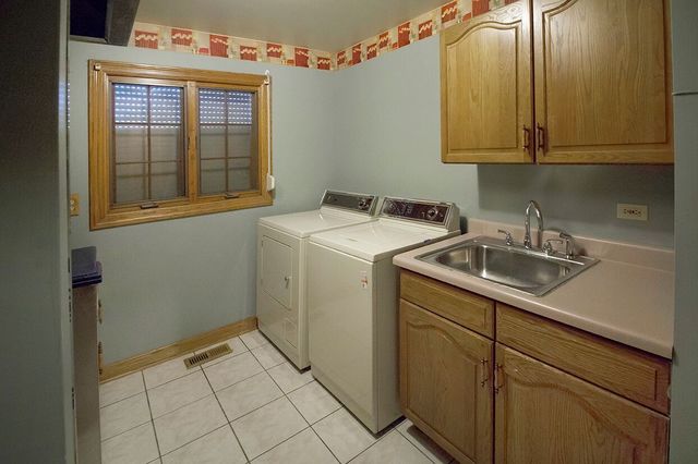 1901 East Burville Road Crete, IL 60417 - Photo 14 of 39 a utility room with dryer and washer
