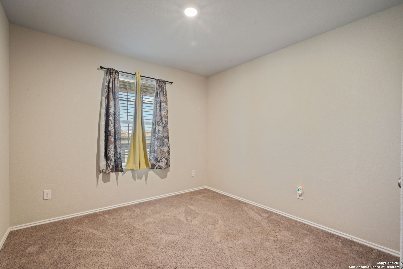 439 Agave Circle Jourdanton, TX 78026 - Photo 20 of 27 an empty room with window
