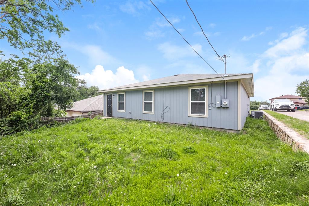 5108 Kilpatrick Avenue Fort Worth, TX 76107 - Photo 21 of 21 a backyard of a house with lots of green space
