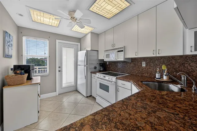 $3,300 | 3180 Northeast 48th Court, Unit 412, Lighthouse Point, FL 33064