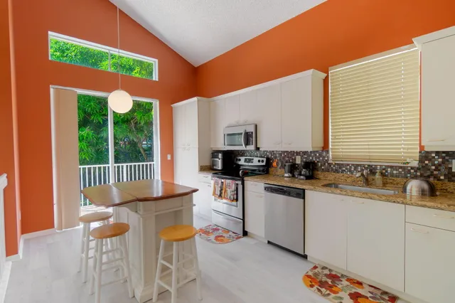 $595,000 | 9672 Wyeth Court, Wellington, FL 33414