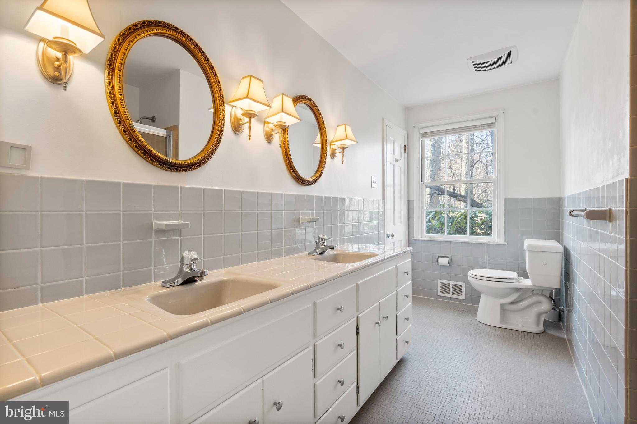 13 Kynlyn Road Wayne, PA 19087 - Photo 15 of 31 First Floor Large hall bathroom