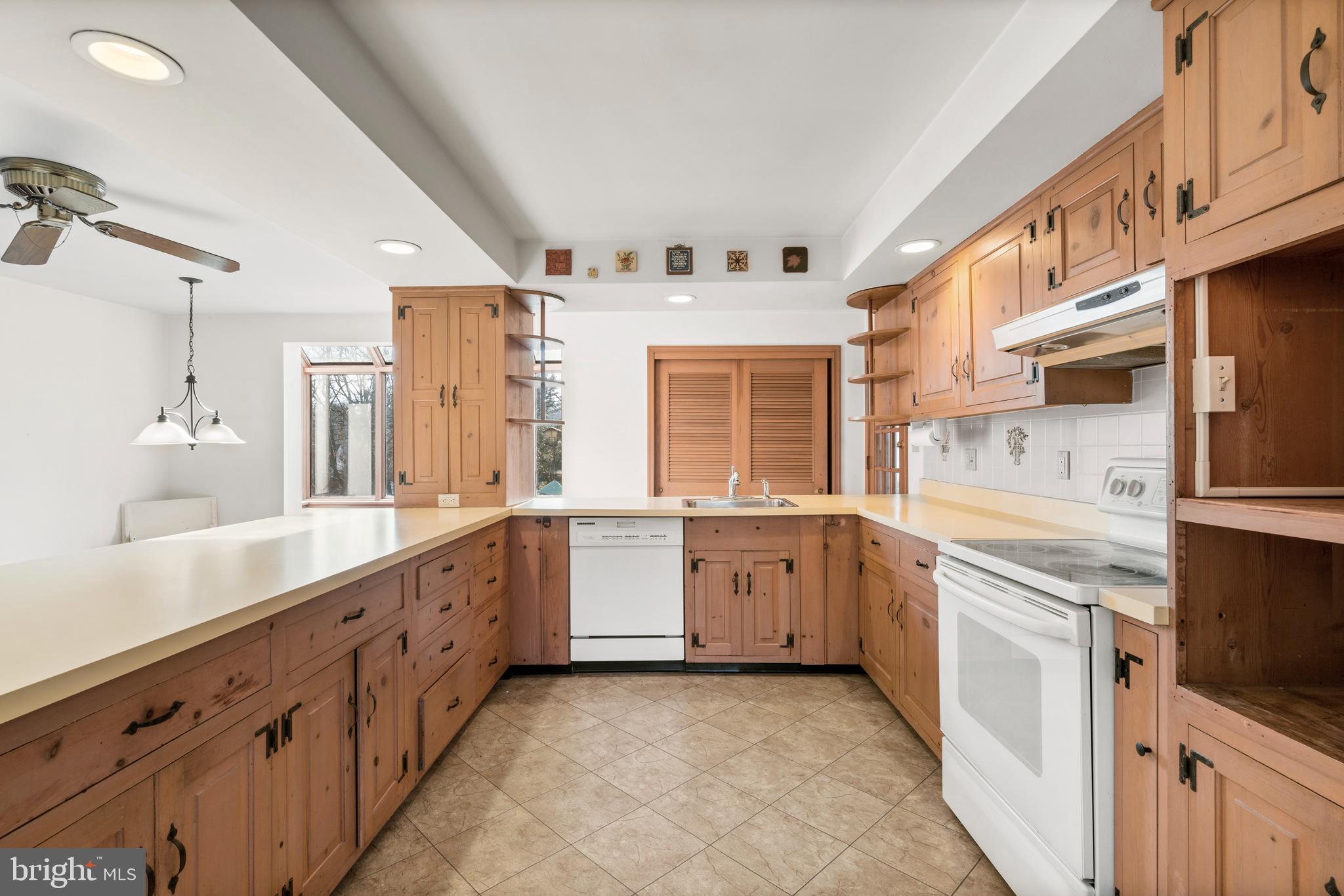 13 Kynlyn Road Wayne, PA 19087 - Photo 9 of 31 Large Kitchen