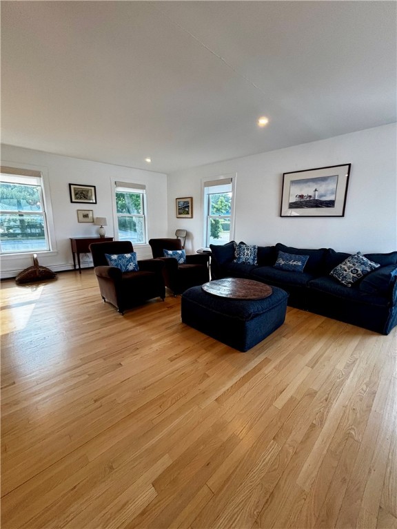 433 Wolcott Avenue Middletown, RI 02842 - Photo 5 of 32