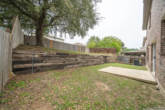 a view of a backyard