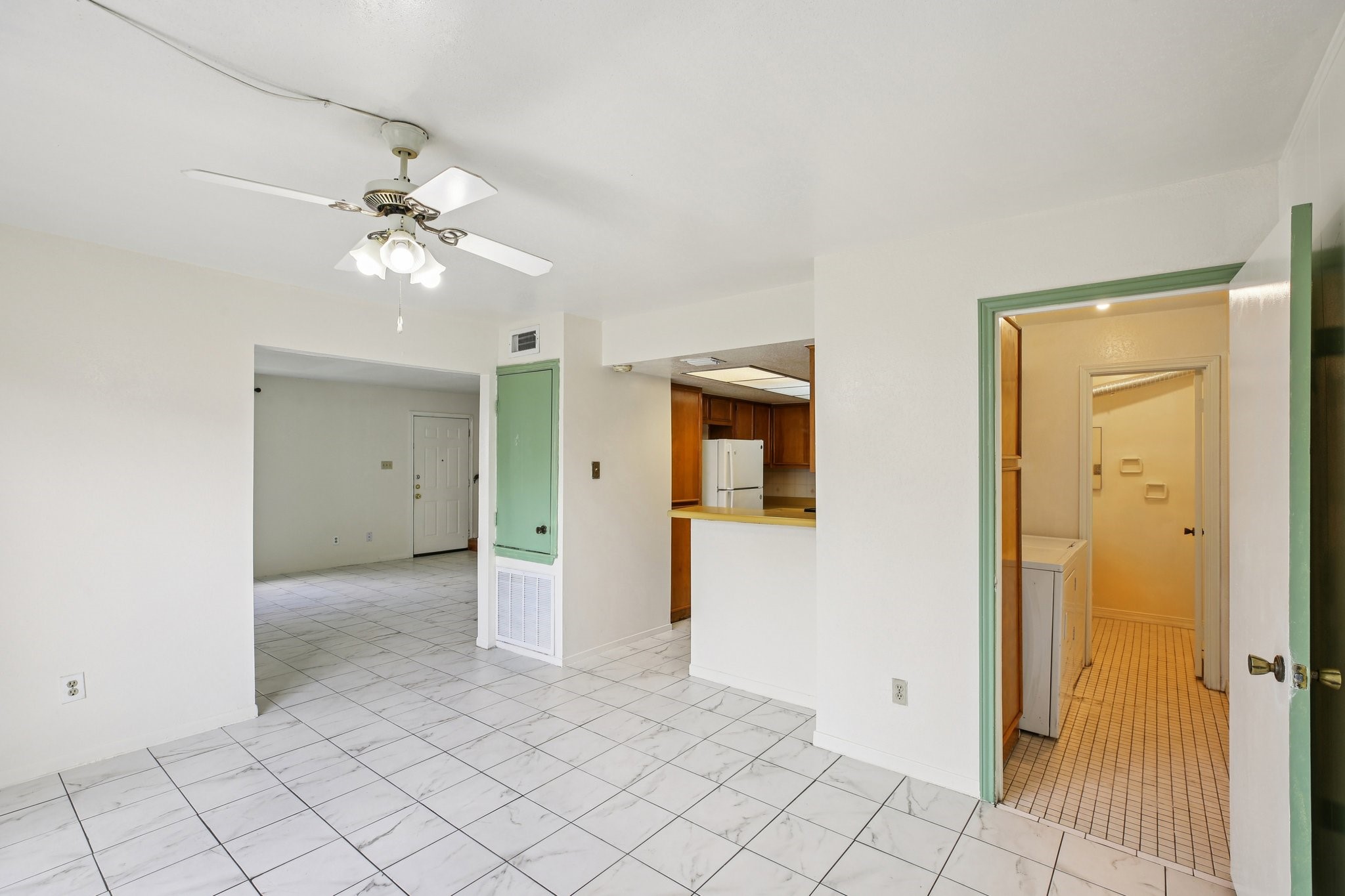 8379 La Roche Lane Houston, TX 77036 - Photo 9 of 28