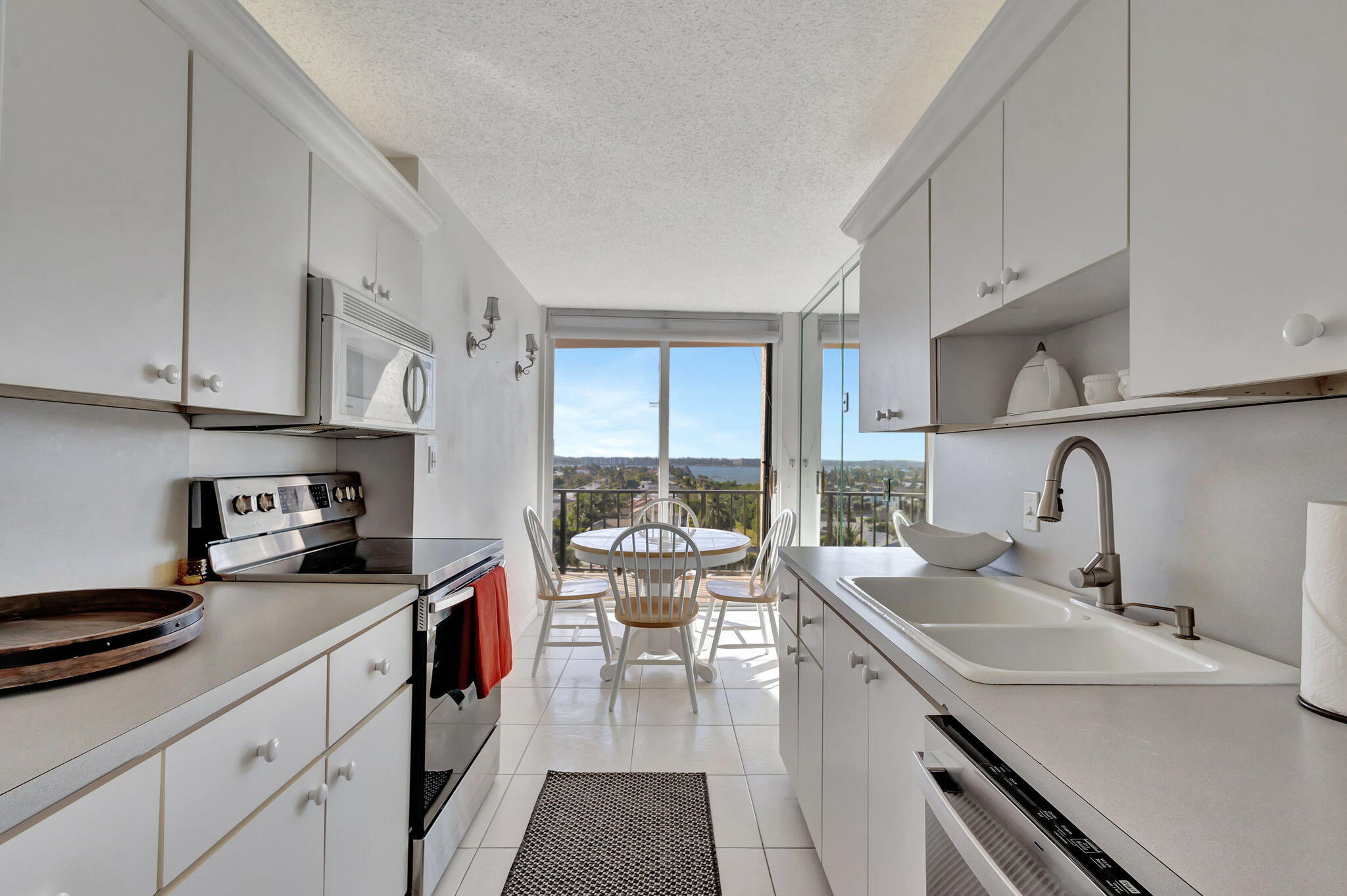 4200 North Ocean Drive, Unit 2804 Singer Island, FL 33404 - Photo 20 of 48 Kitchen