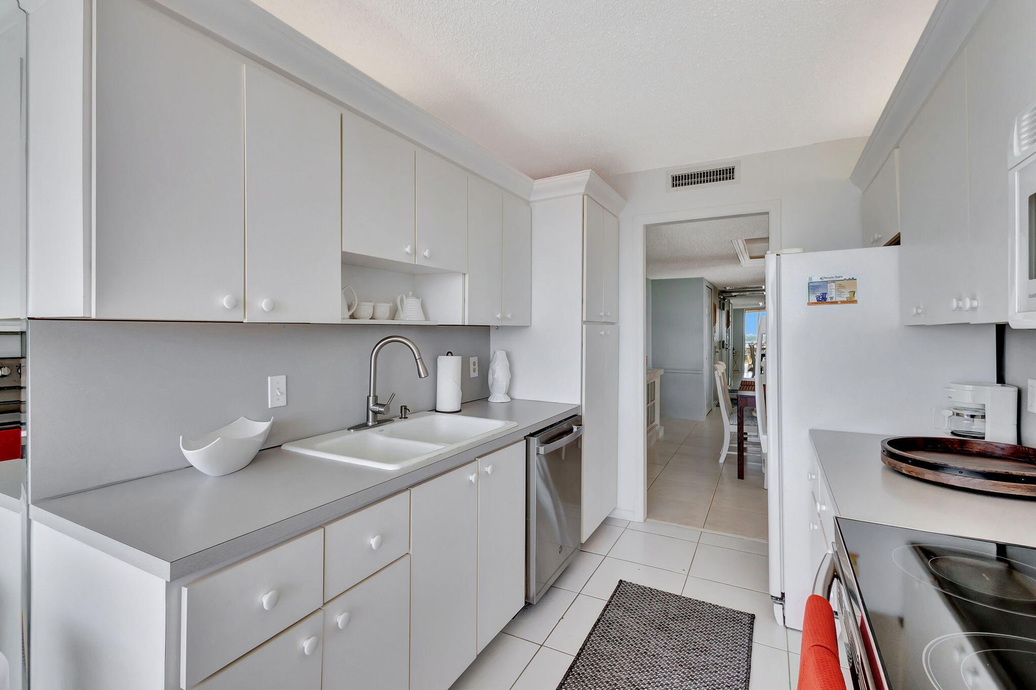 4200 North Ocean Drive, Unit 2804 Singer Island, FL 33404 - Photo 22 of 48 Kitchen