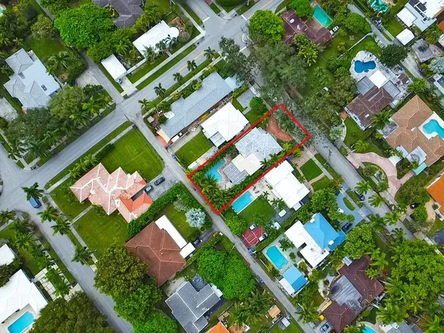 a view of a house with backyard