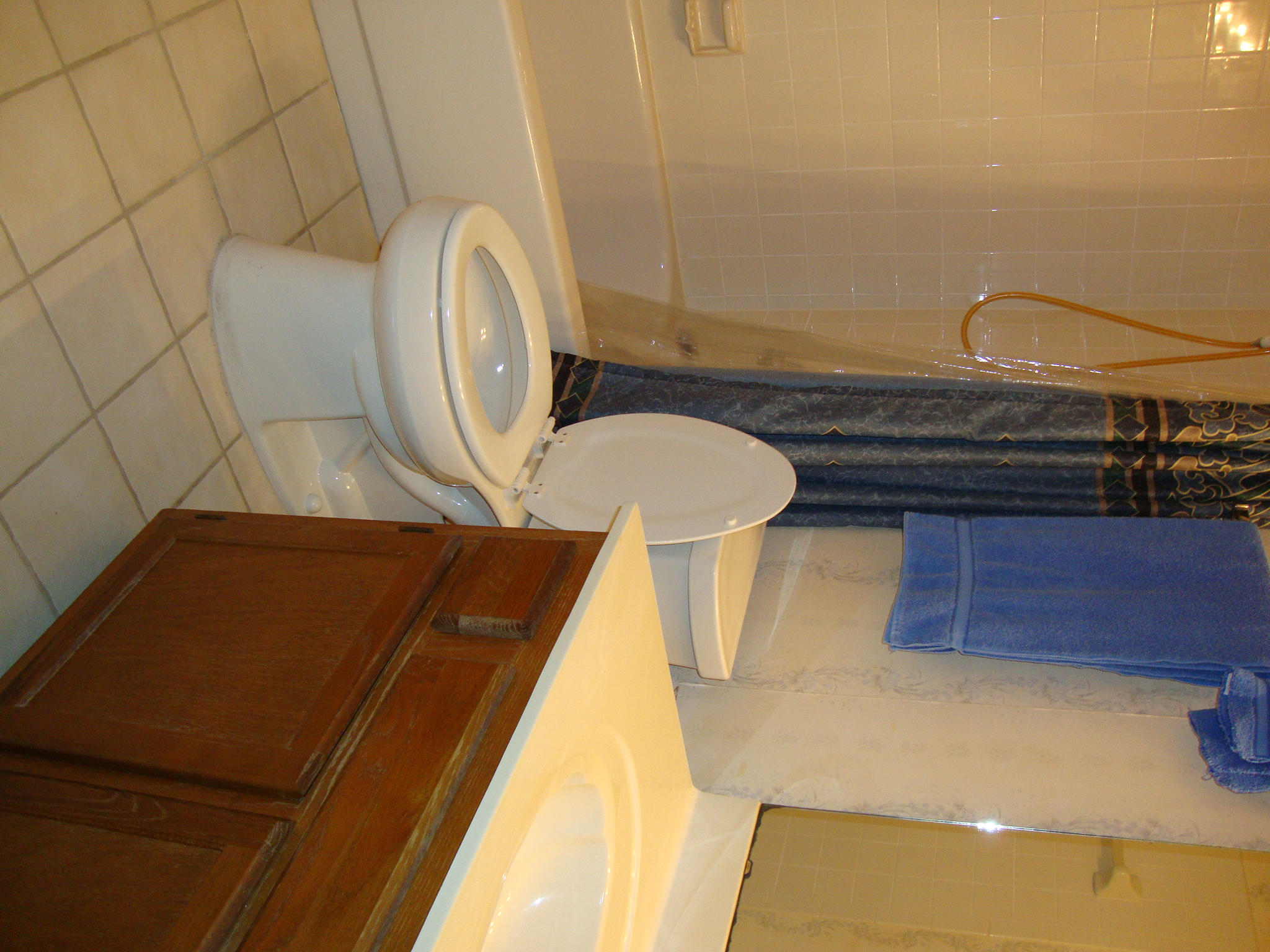 312 Riley Road Niceville, FL 32578 - Photo 12 of 21 a bathroom with a toilet a sink and bathtub