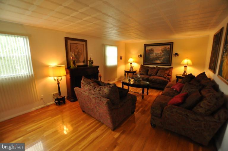 2350 Hamiltowne Circle Rosedale, MD 21237 - Photo 17 of 23 Living Room