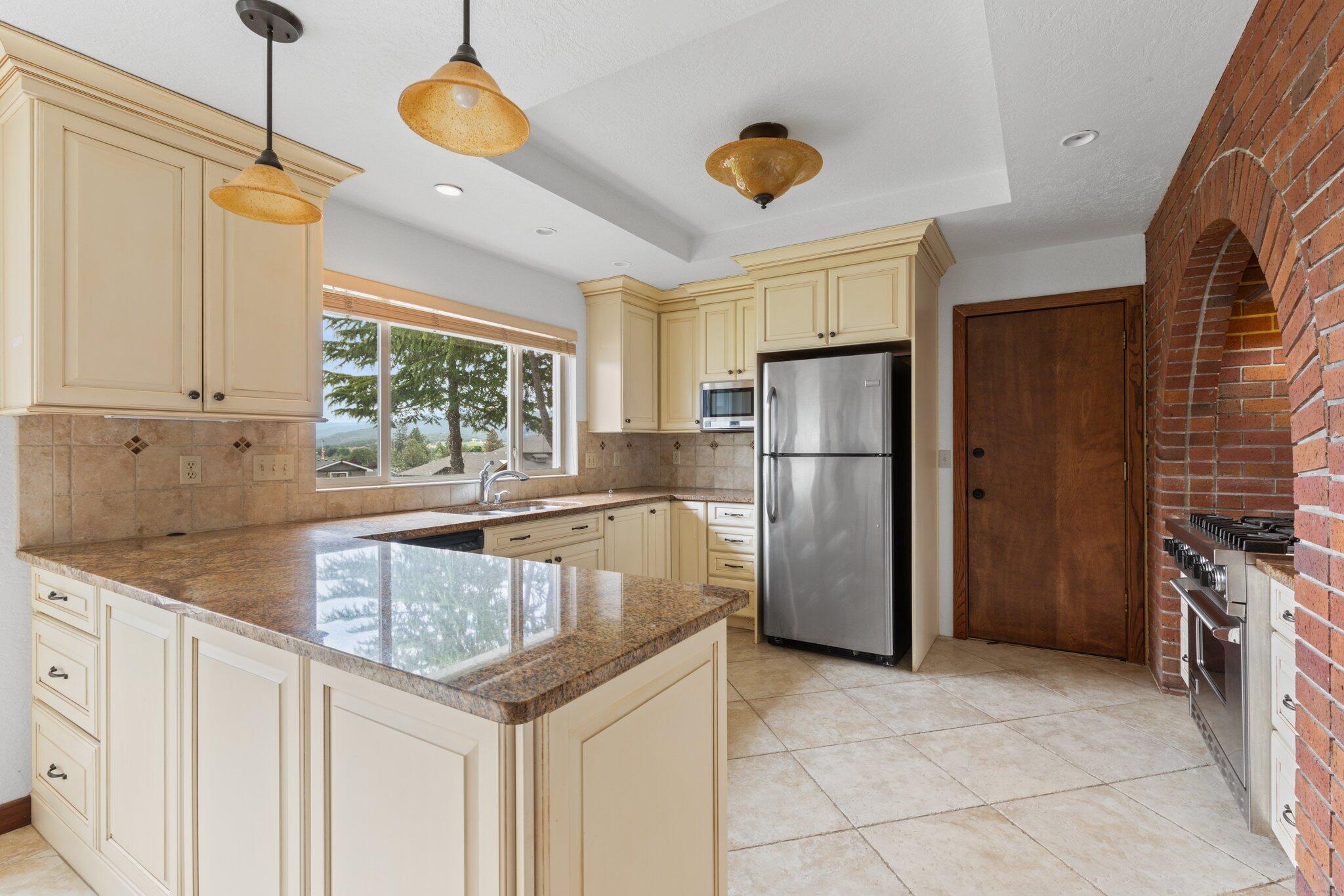 3703 Livingston Road Medford, OR 97502 - Photo 8 of 28 Kitchen